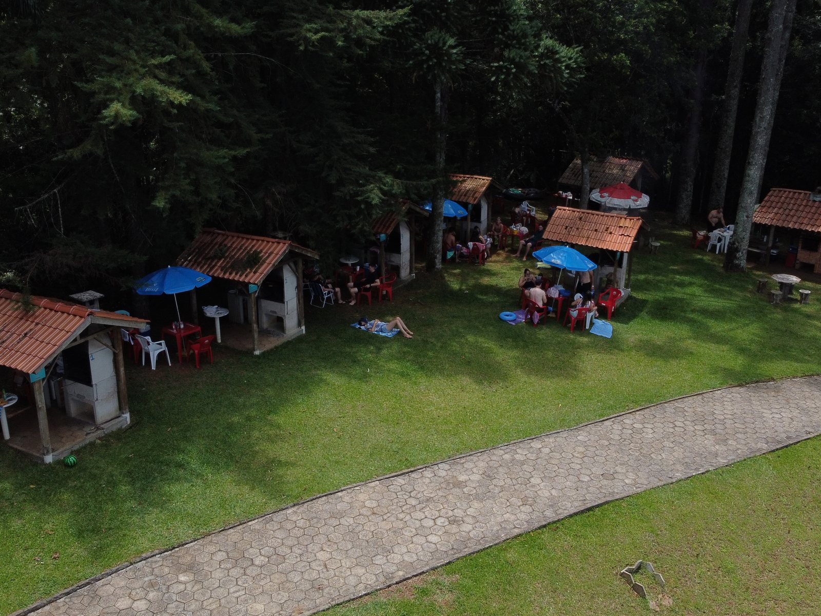 Quiosques e churrasqueiras no gramado do parque